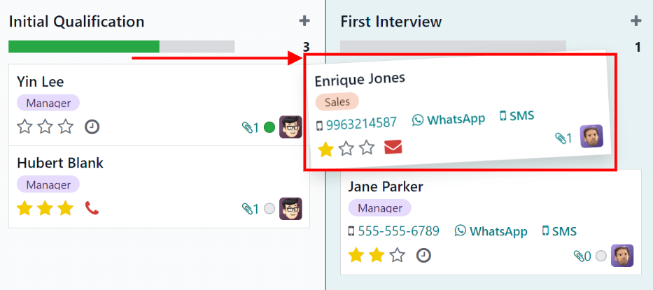 通过点击和拖动的方法，申请人的卡片可以从一个阶段移动到另一个阶段。