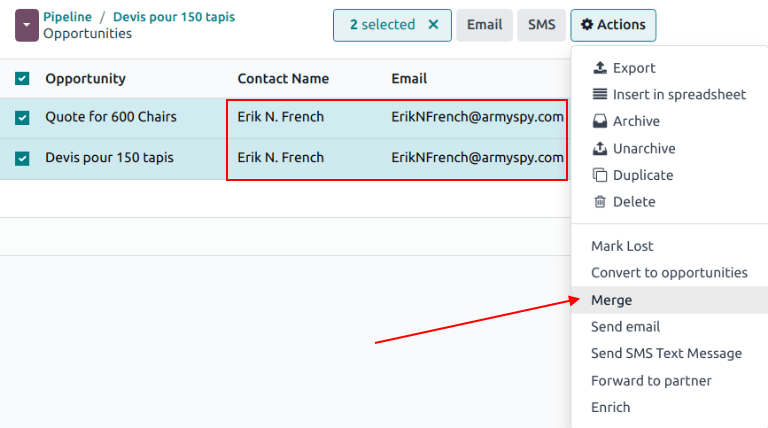 CRM 应用中选定用于合并的相似线索和商机列表。