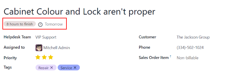 Odoo 帮助台中对工单表单的视图，突出显示了工单上开放的 SLA 截止日期。