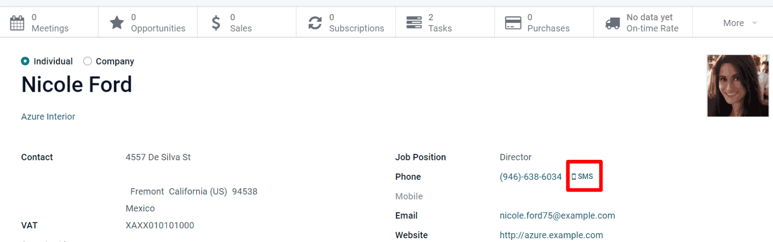 短信图标位于Odoo联系人中个人的联系表单上。